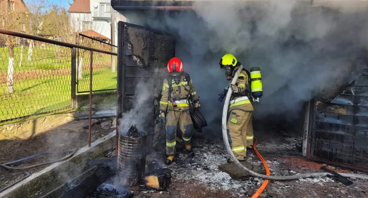 Pożar garażu na ul. Beskidzkiej w Zarzeczu