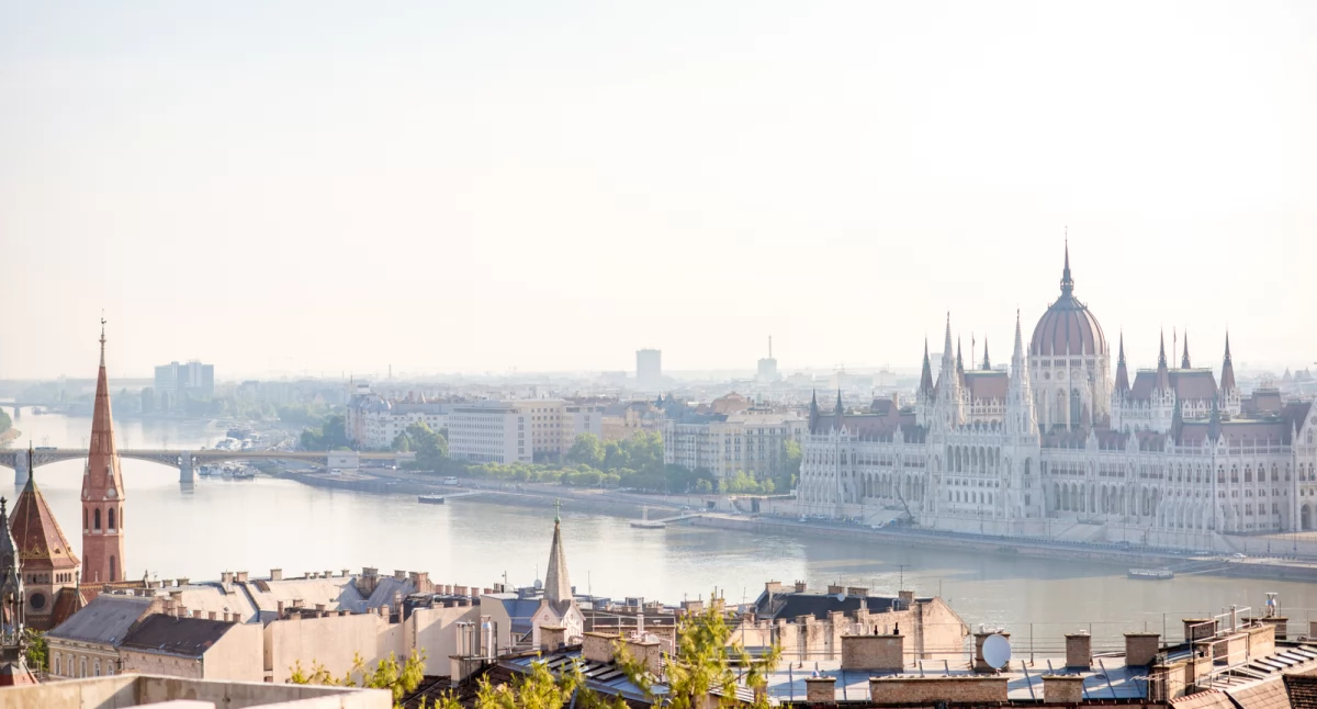 Czarujący Budapeszt: Opowieść o Dwóch Miastach Połączonych Dunajem