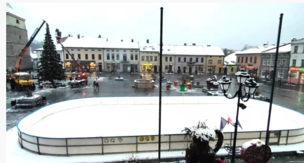 Otwarcie sezonowego lodowiska na żywieckim Rynku