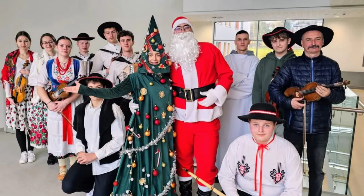Świąteczna magia w Szpitalu Żywiec: Święty Mikołaj i kolędnicy na Oddziale Pediatrycznym