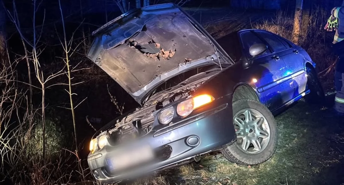 Akcja ratownicza w Międzybrodziu Bialskim: auto na skraju rzeki