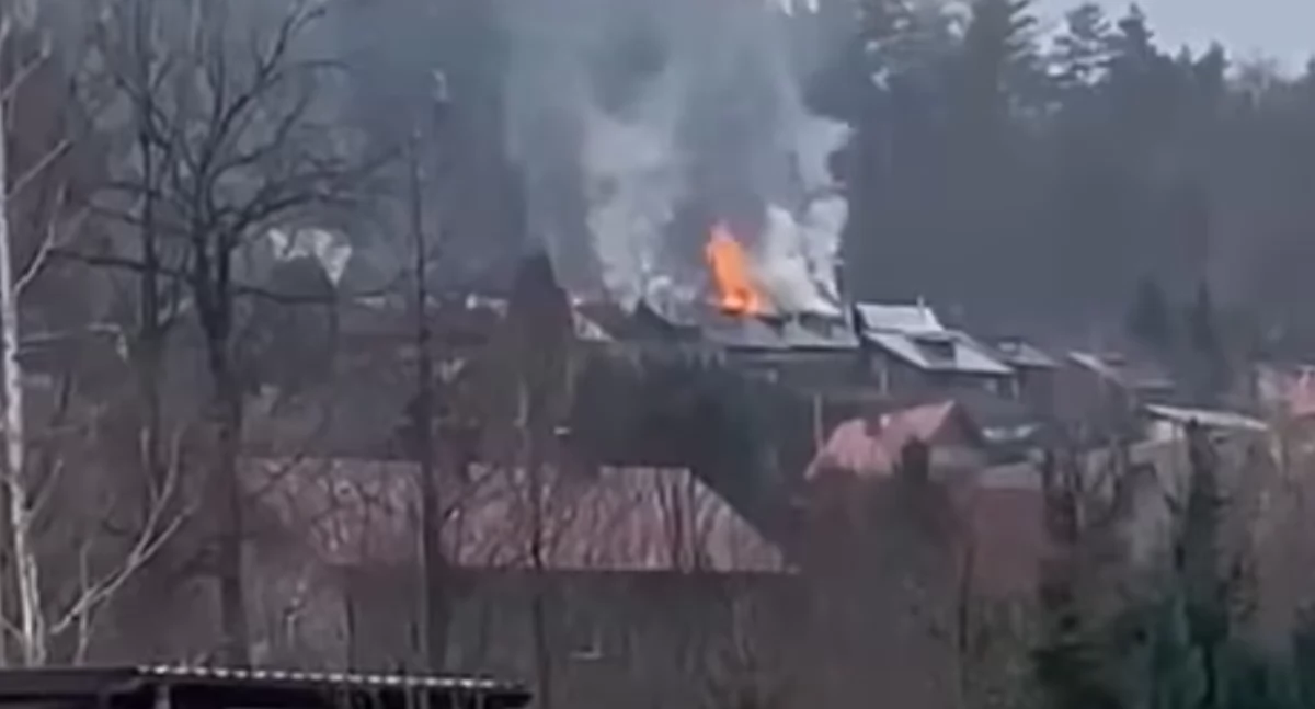 Pożar budynków w Międzybrodziu Bialskim – trwa akcja strażaków