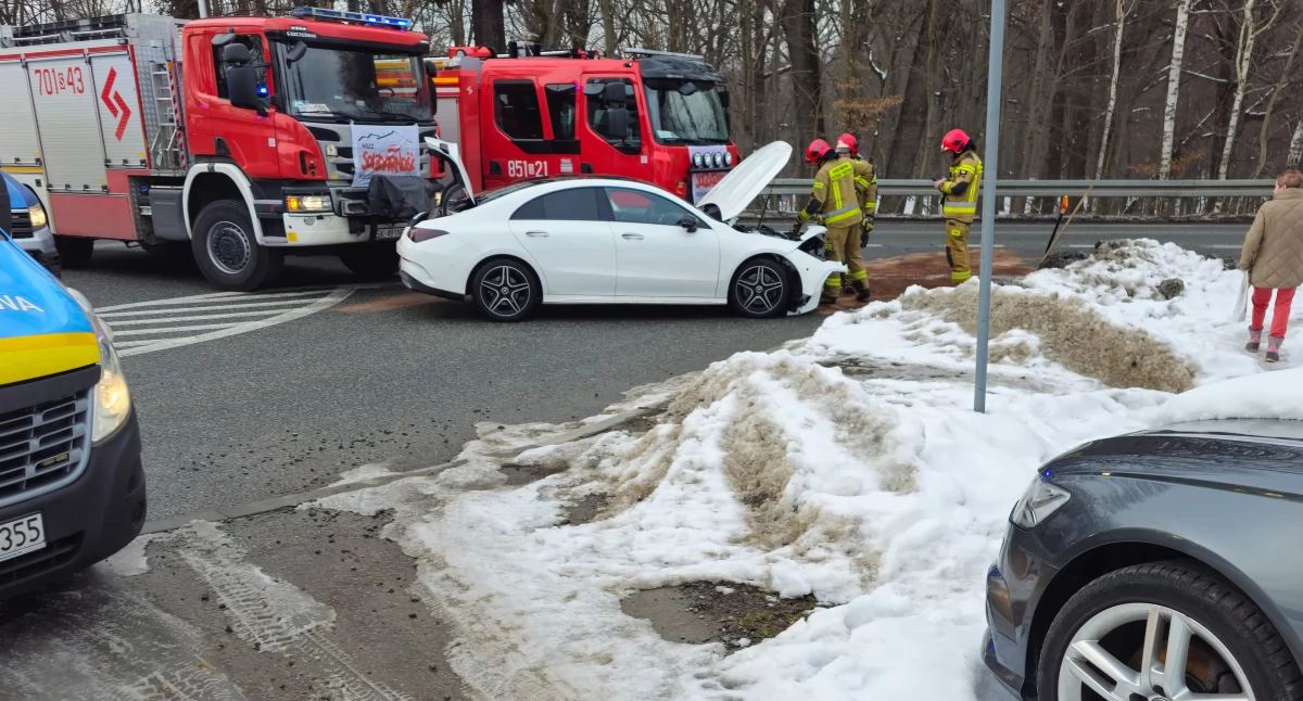 Wypadek na skrzyżowaniu Krakowskiej i Beskidzkiej w Żywcu – trwają utrudnienia