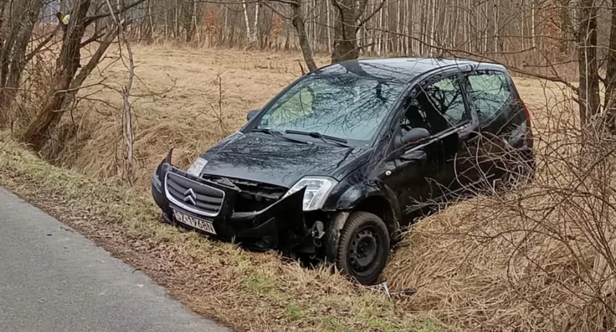 Rozbity Citroën w rowie przy ulicy Orawiany w Gilowicach