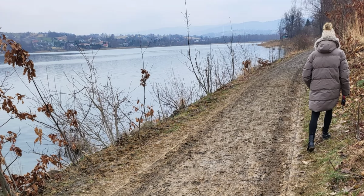 Błotnista ścieżka rowerowa nad Jeziorem Żywieckim utrudnia użytkowanie
