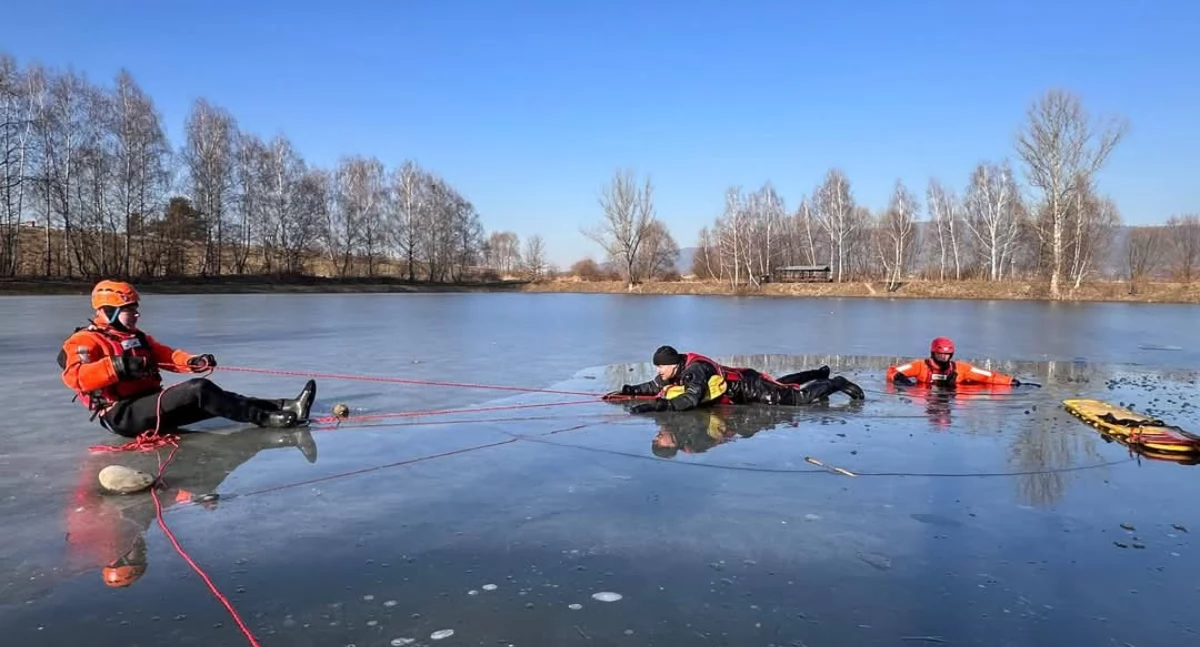 Strażacy doskonalą umiejętności ratownictwa lodowego na Jeziorze Żywieckim