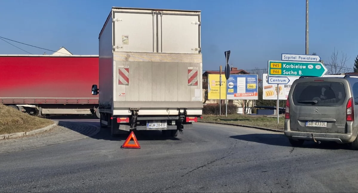 Zepsuty bus blokuje rondo koło McDonalds, powodując ogromne korki