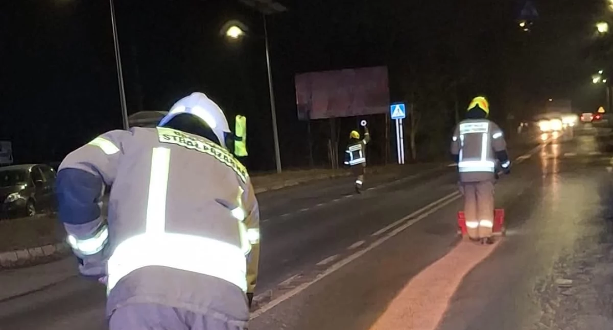 OSP Pietrzykowice usuwa plamę substancji ropopochodnej na ul. Kościuszki