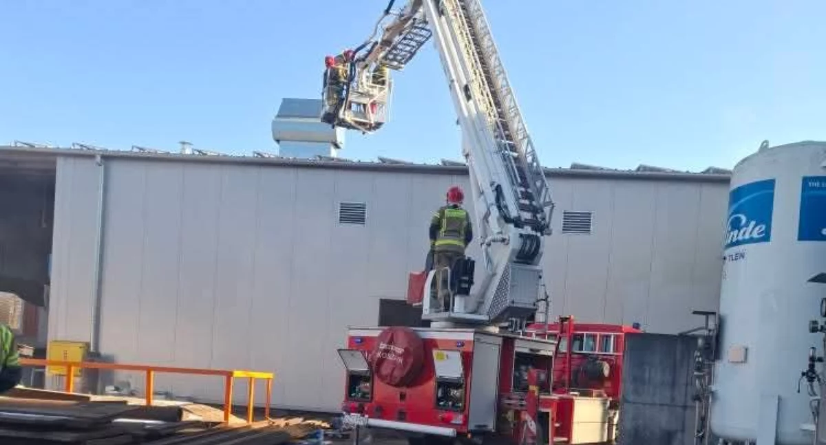 Pożar hali w Węgierskiej Górce – strażacy w akcji