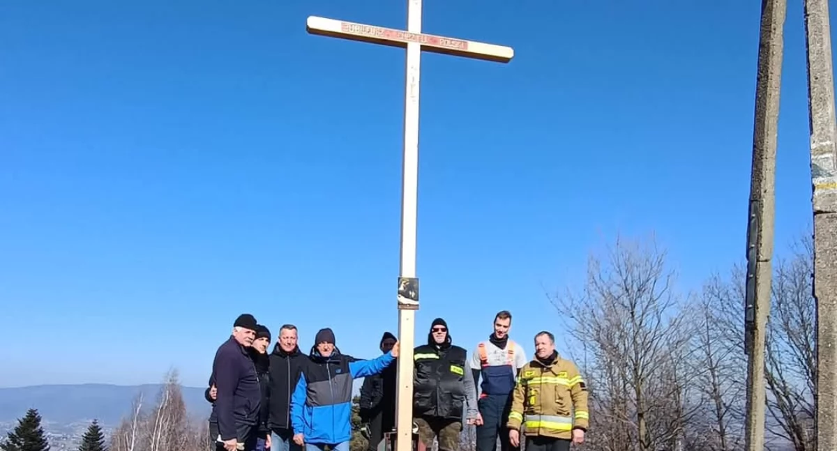 Odsłonięcie widoku z Grojca – strażacy OSP i mieszkańcy wspólnie dla turystów