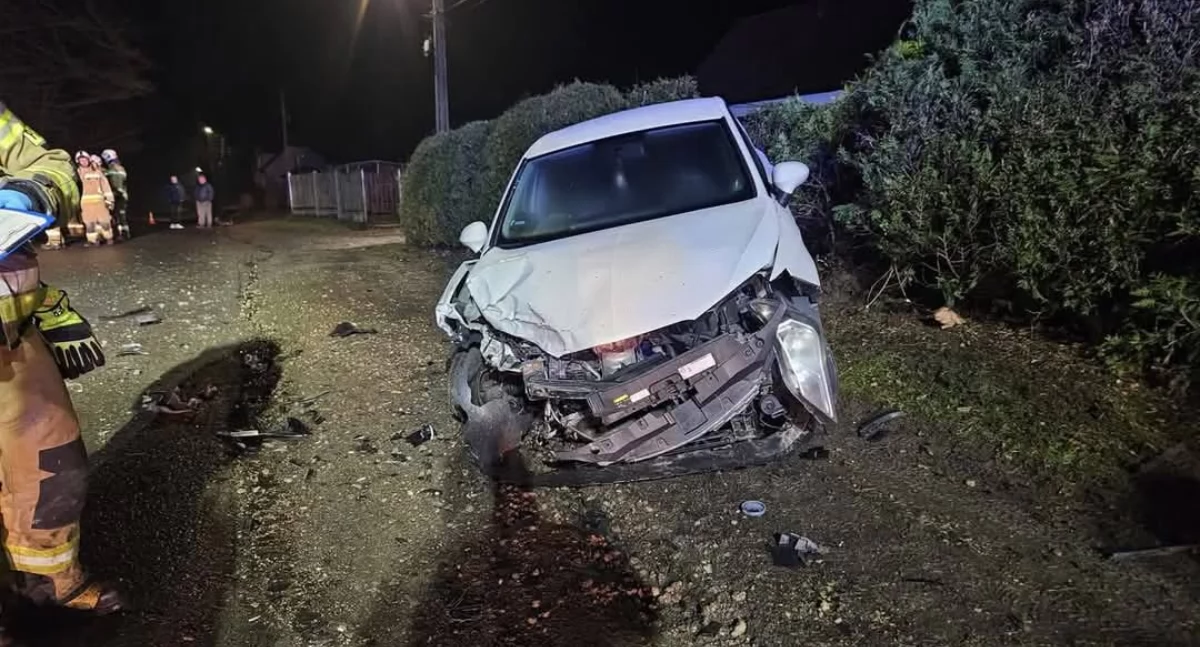 Kolizja trzech samochodów w Targanicach – jedno auto wpadło do rzeki