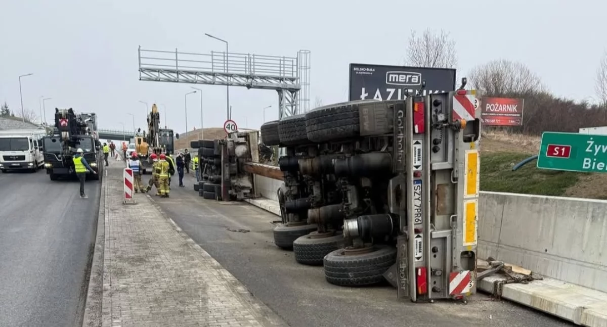Wypadek na rondzie w Przybędzy: przewrócona ciężarówka powoduje utrudnienia na S1