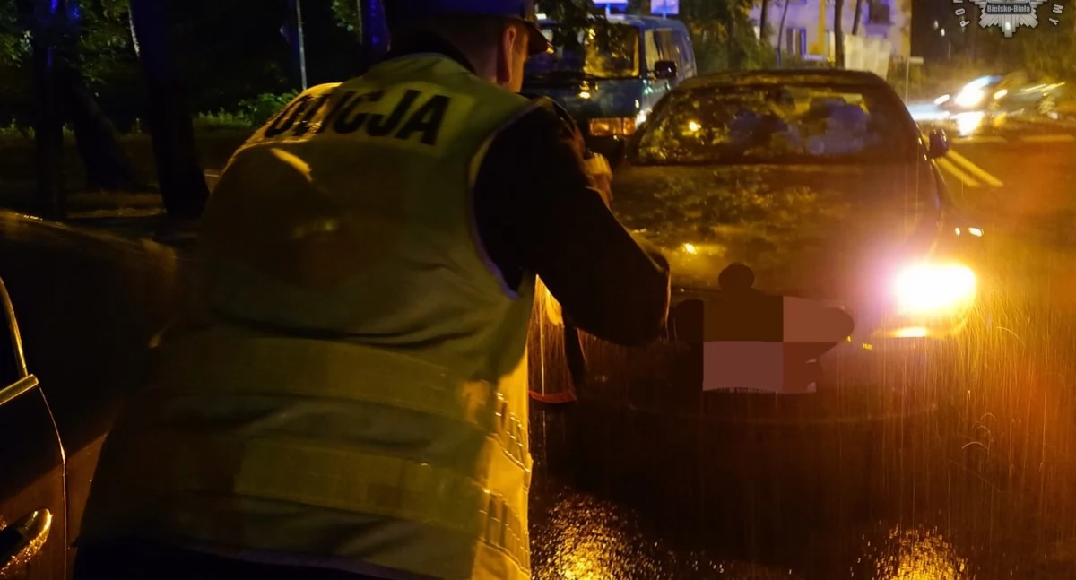 Policjanci walczą z nietrzeźwymi kierowcami