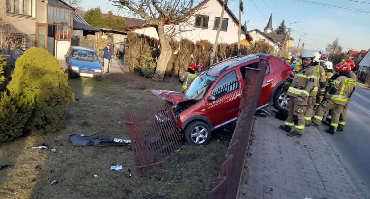 Samochód wypadł z drogi i staranował ogrodzenie na ul. Beskidzkiej