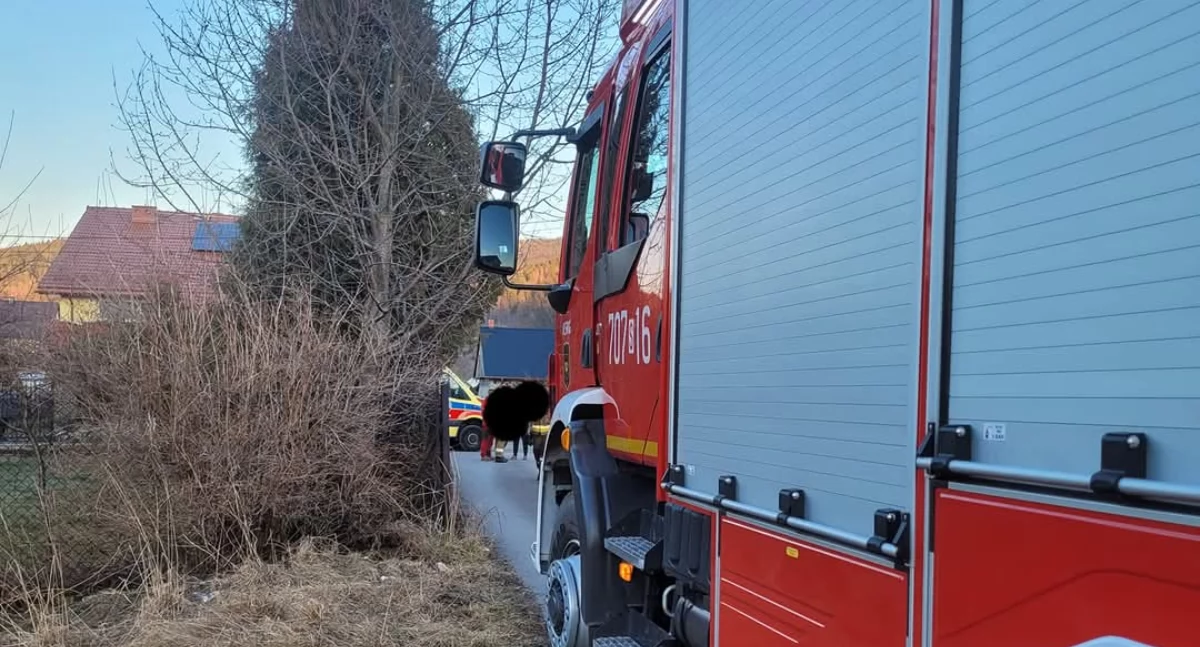 Dwa wyjazdy OSP Sopotnia Mała – pożar trawy i zadymienie w budynku
