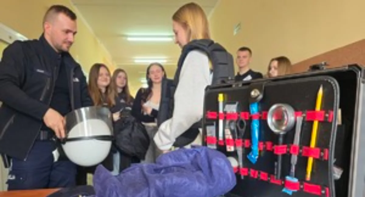 Policjanci na Dniach Otwartych ZSME w Żywcu – mundur wciąż inspiruje młodych