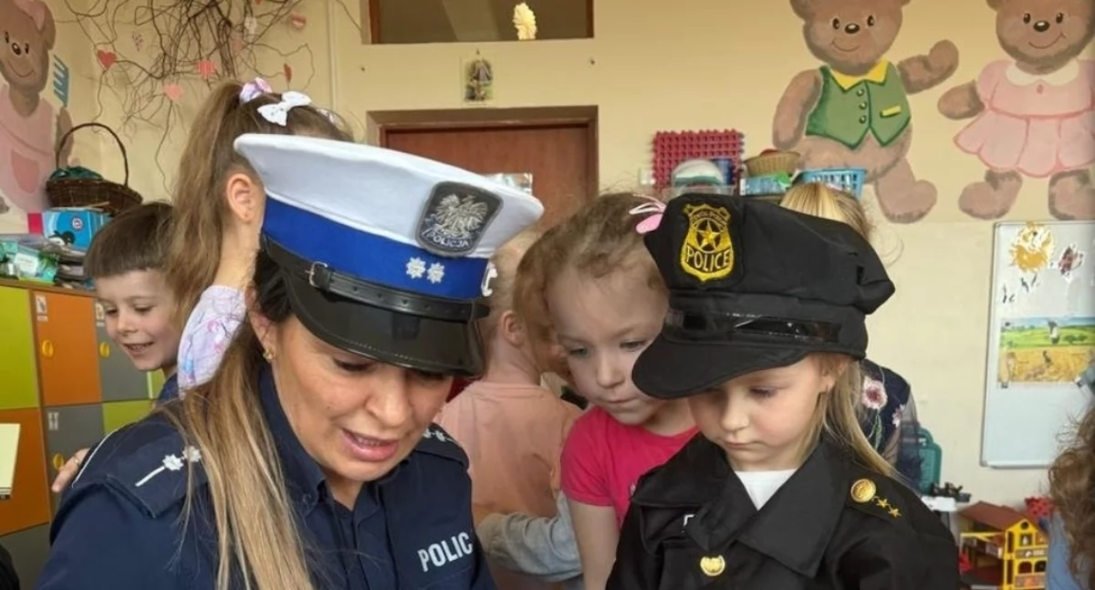 Dziecięce marzenia o mundurze – policjanci z wizytą w przedszkolu w Zarzeczu