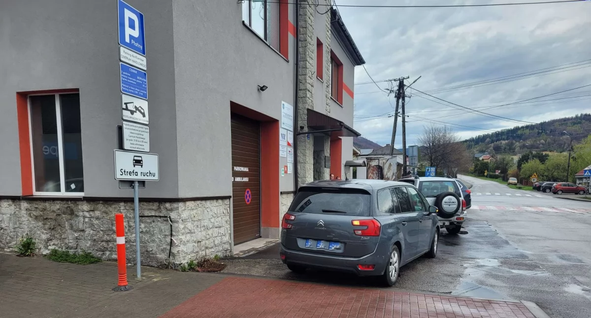 Zastawione garaże w remizie w Lipowej utrudniają wyjazd karetki – apel do mieszkańców