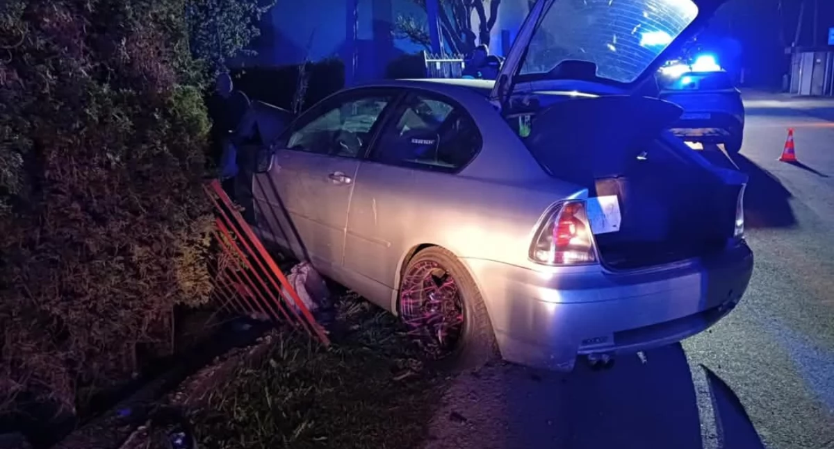 Wypadek w Wieprzu – samochód uderzył w ogrodzenie