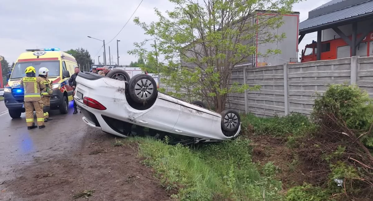 Wypadek koło stacji paliw – Mercedes wpadł do rowu