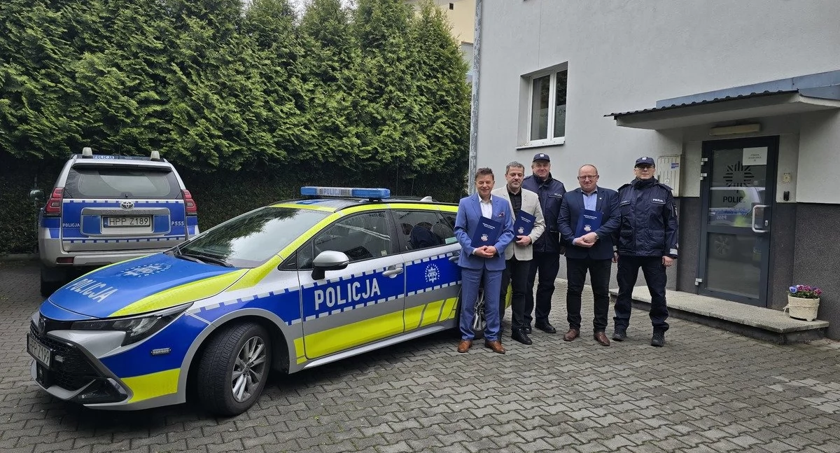 Nowy radiowóz w Komisariacie Policji w Rajczy dzięki wsparciu lokalnych samorządów