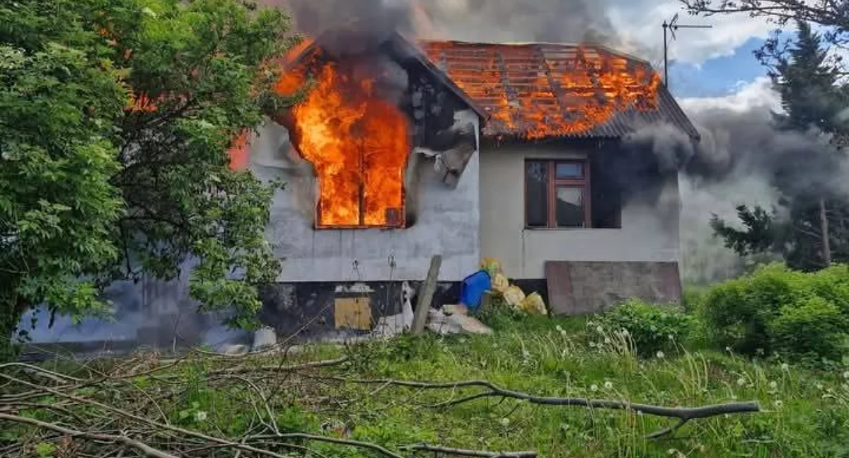 Pożar w Gilowicach na ul. Krakowskiej. Prawdopodobnie jedna ofiara śmiertelna