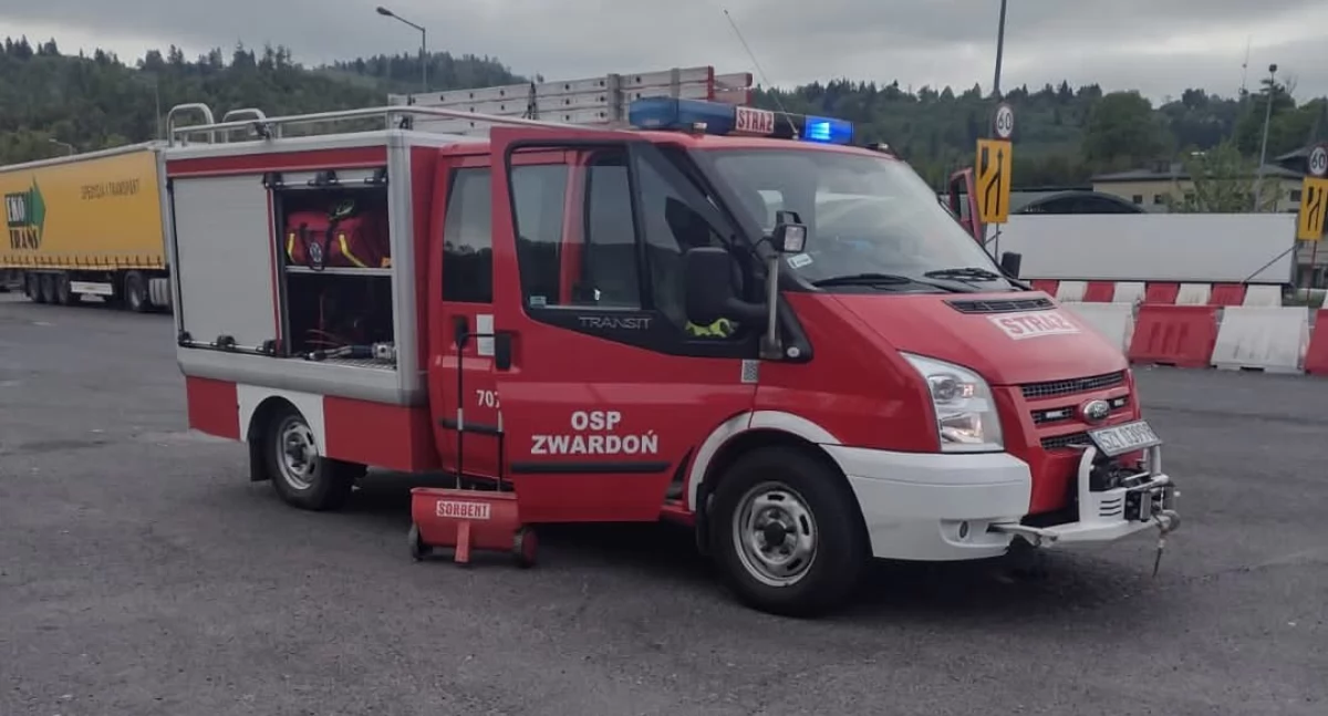 Interwencja OSP Zwardoń – usunięcie plamy oleju na S1