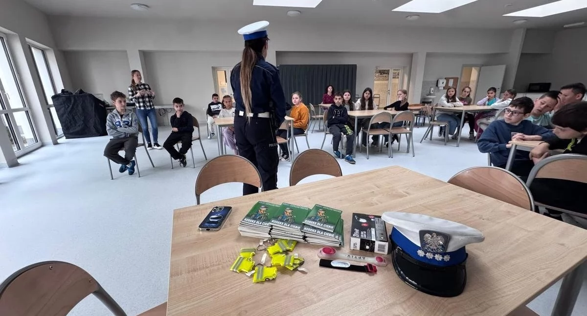 Czwartoklasiści z Moszczanicy przygotowują się do karty rowerowej z pomocą policji