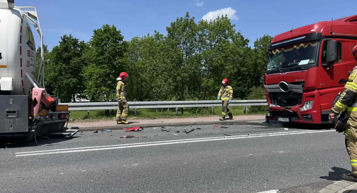 Wypadek dwóch ciężarówek w Łękawicy – utrudnienia na moście