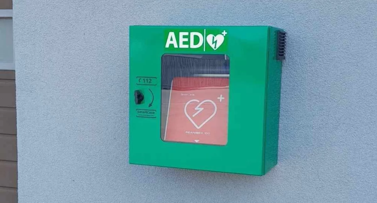 Defibrylator AED już dostępny przy remizie OSP w Węgierskiej Górce – bezpieczeństwo mieszkańców na pierwszym miejscu!