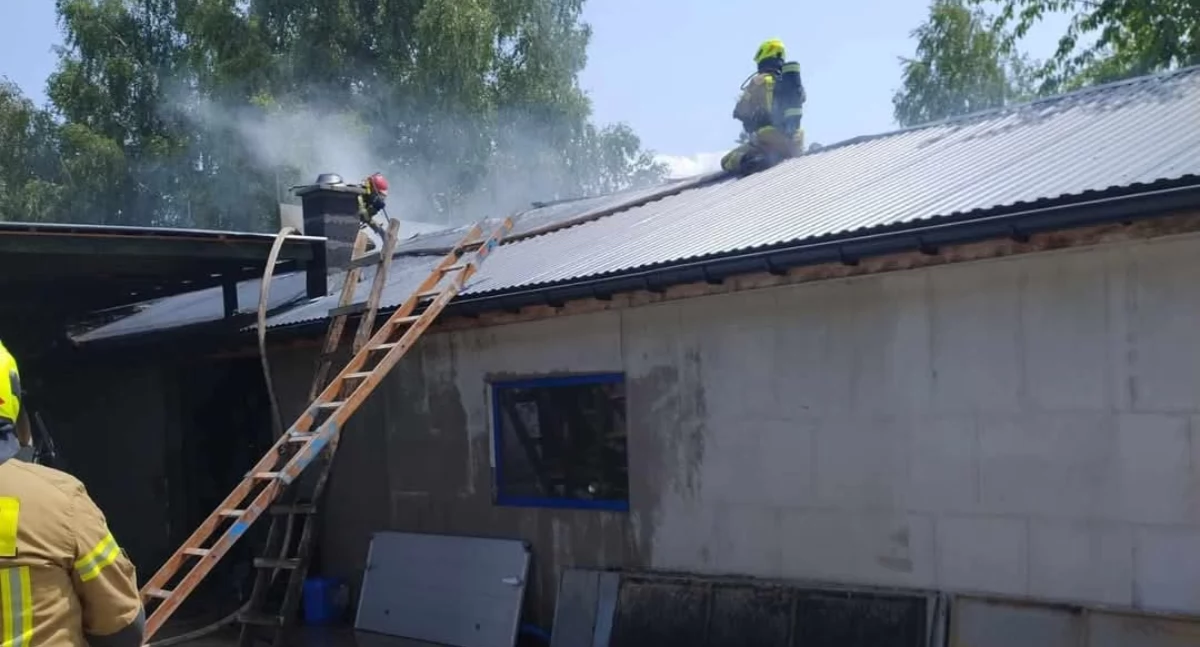 Pożar budynku gospodarczego w Ślemieniu – szybka interwencja służb