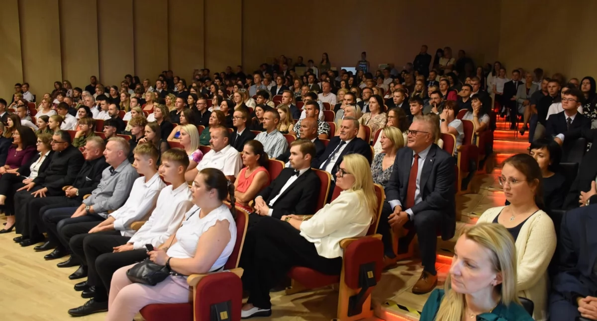 Gala Edukacyjna 2025: Uczniowie i Nauczyciele Powiatu Żywieckiego Uhonorowani za Wybitne Osiągnięcia
