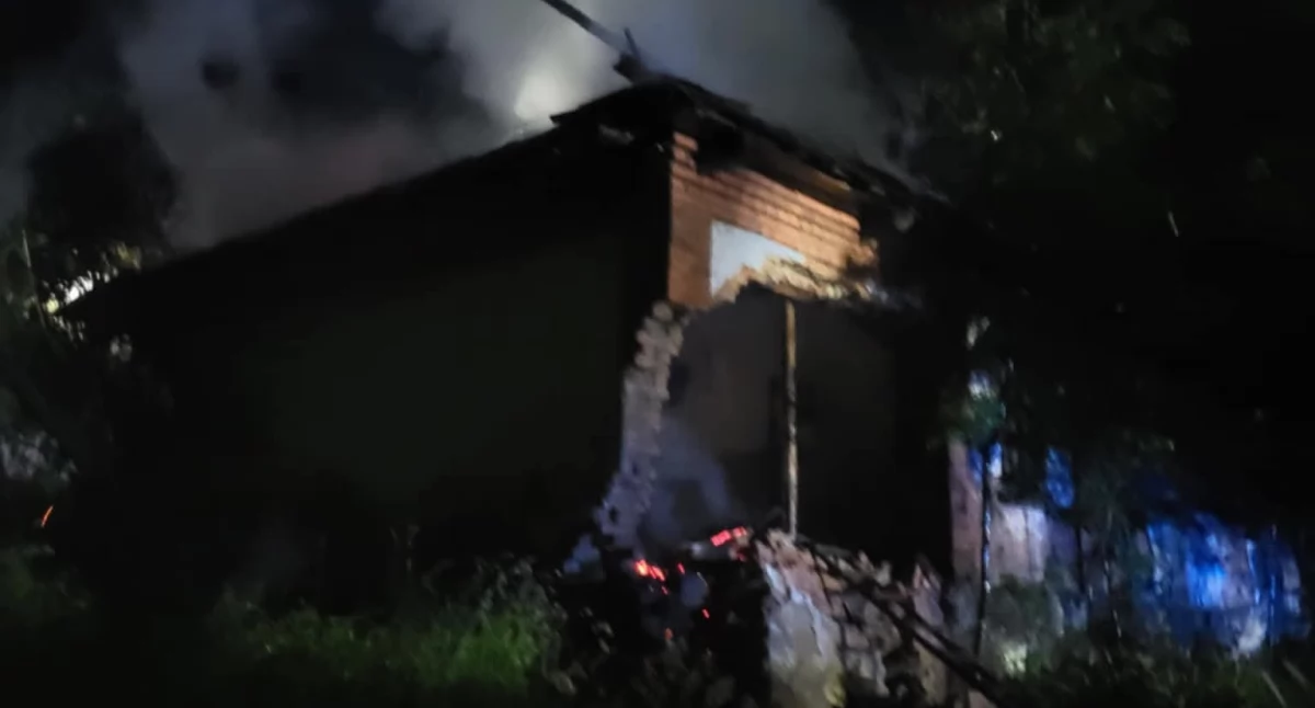 Pożar pustostanu w miejscowości Las – szybka reakcja służb