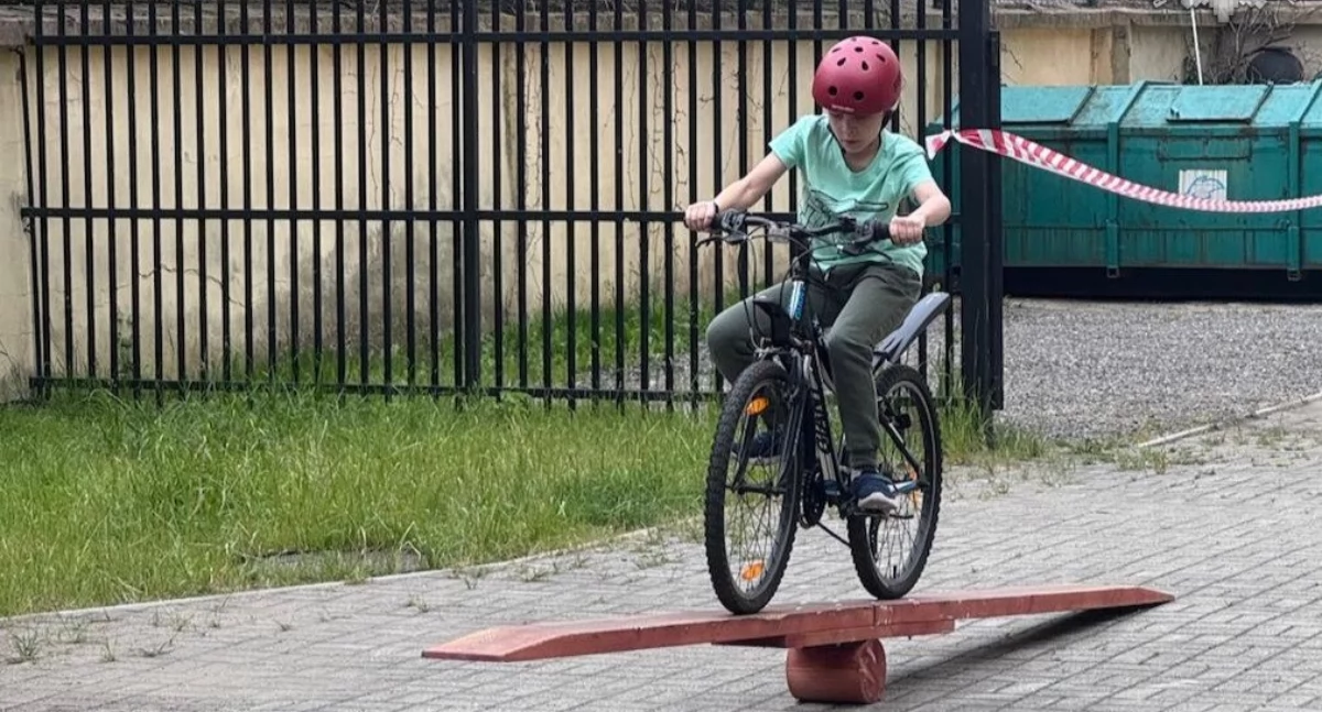 Pierwsze prawo jazdy pod czujnym okiem policjantów – egzamin na kartę rowerową w SP nr 2 w Żywcu