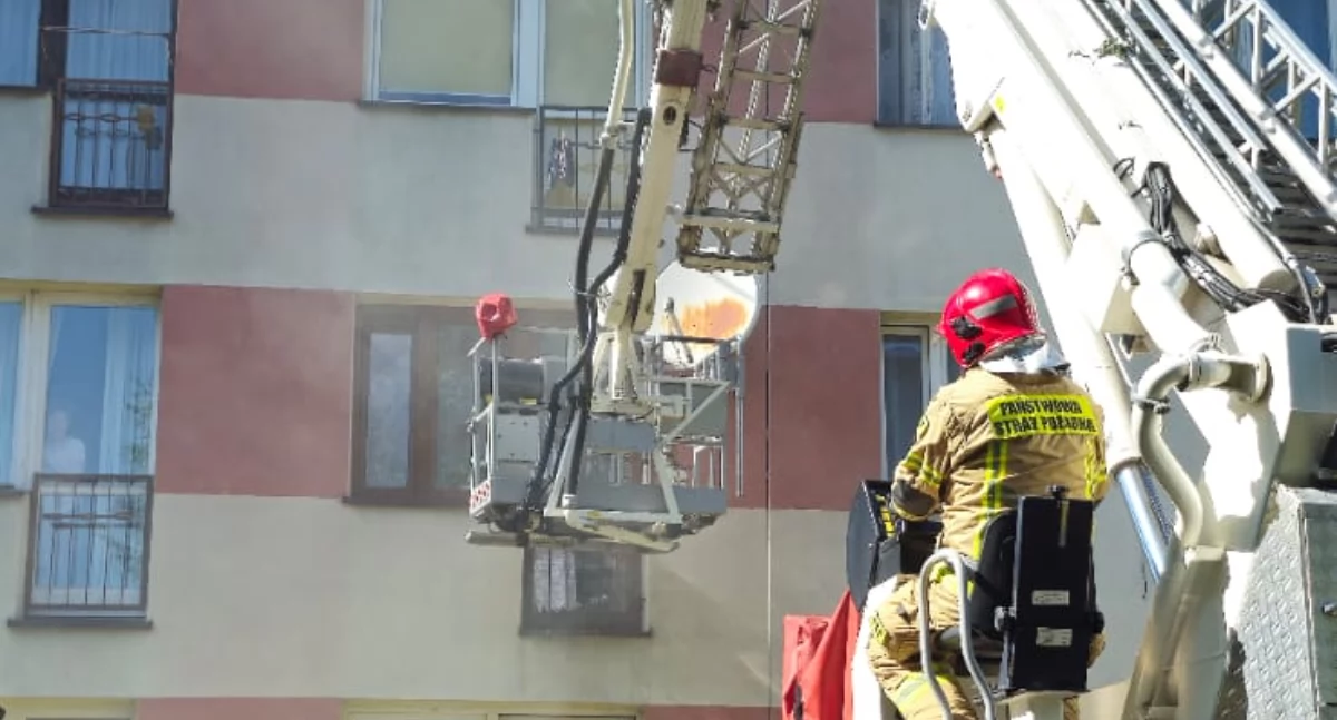 Pożar w mieszkaniu na os. Młodych 16 – służby na miejscu
