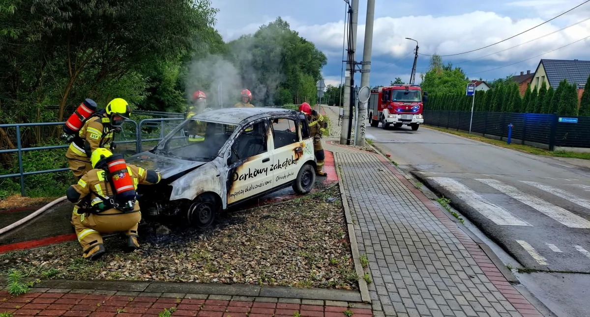 Pożar samochodu osobowego w Łodygowicach – szybka reakcja służb