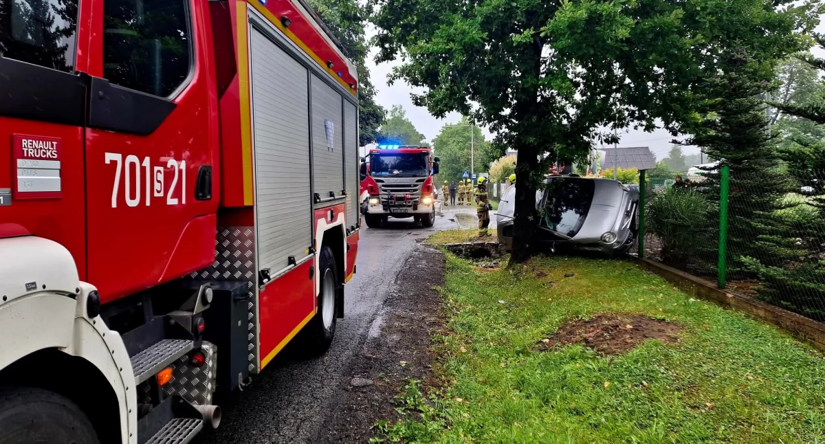 Wypadek drogowy w Łodygowicach – jedno auto uderzyło w drzewo
