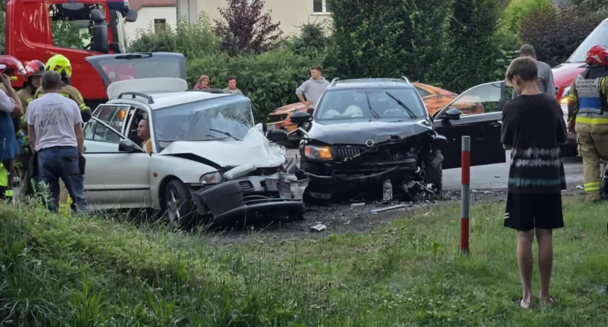 Wypadek w Węgierskiej Górce – trzy osoby ranne, ul. Kościuszki zablokowana