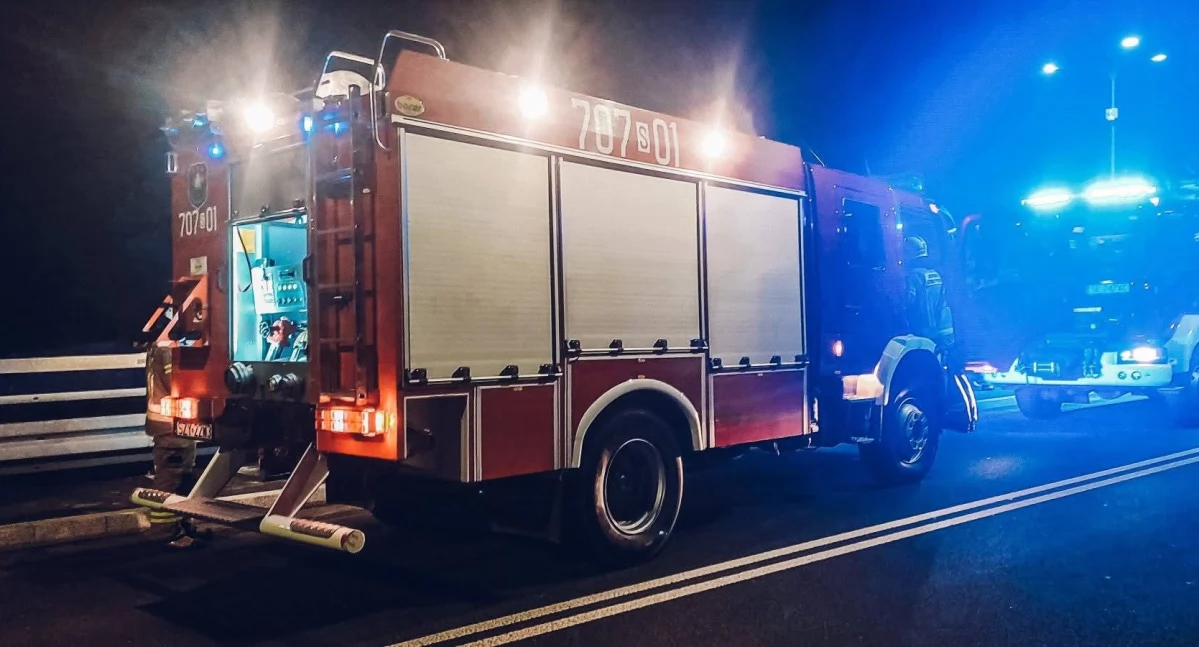 Zdarzenie drogowe w Tresnej – auto uderzyło w barierki ochronne