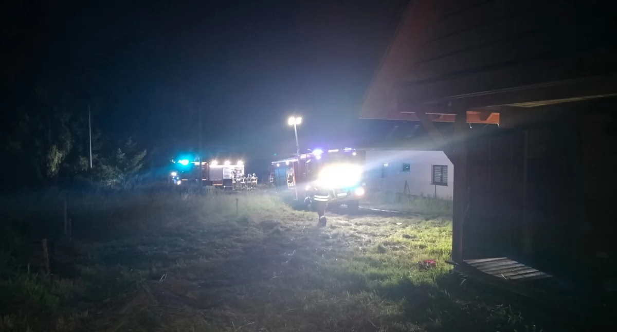 Pożar domku letniskowego w Sopotni – szybka reakcja strażaków zapobiegła tragedii