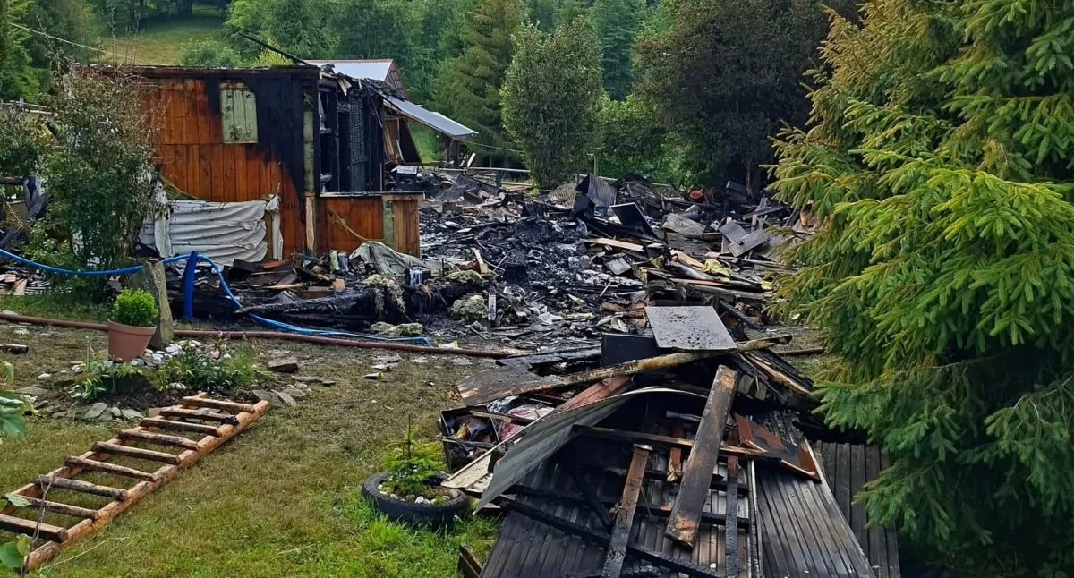 Pożar budynku mieszkalnego i zabudowań gospodarczych w Soblówce – duża akcja służb