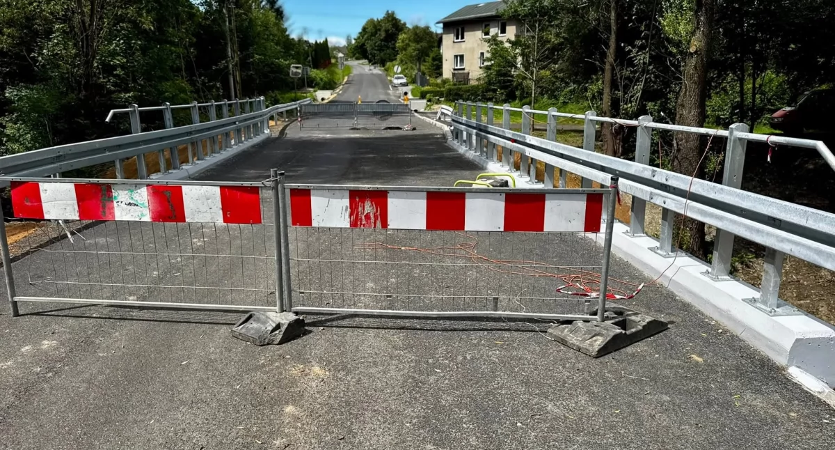 Koniec przebudowy drogi Przybędza – Radziechowy. Nowy most już gotowy!