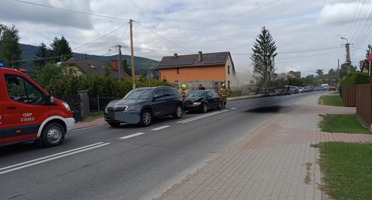 Kolizja dwóch samochodów w Ciścu – interweniowały służby