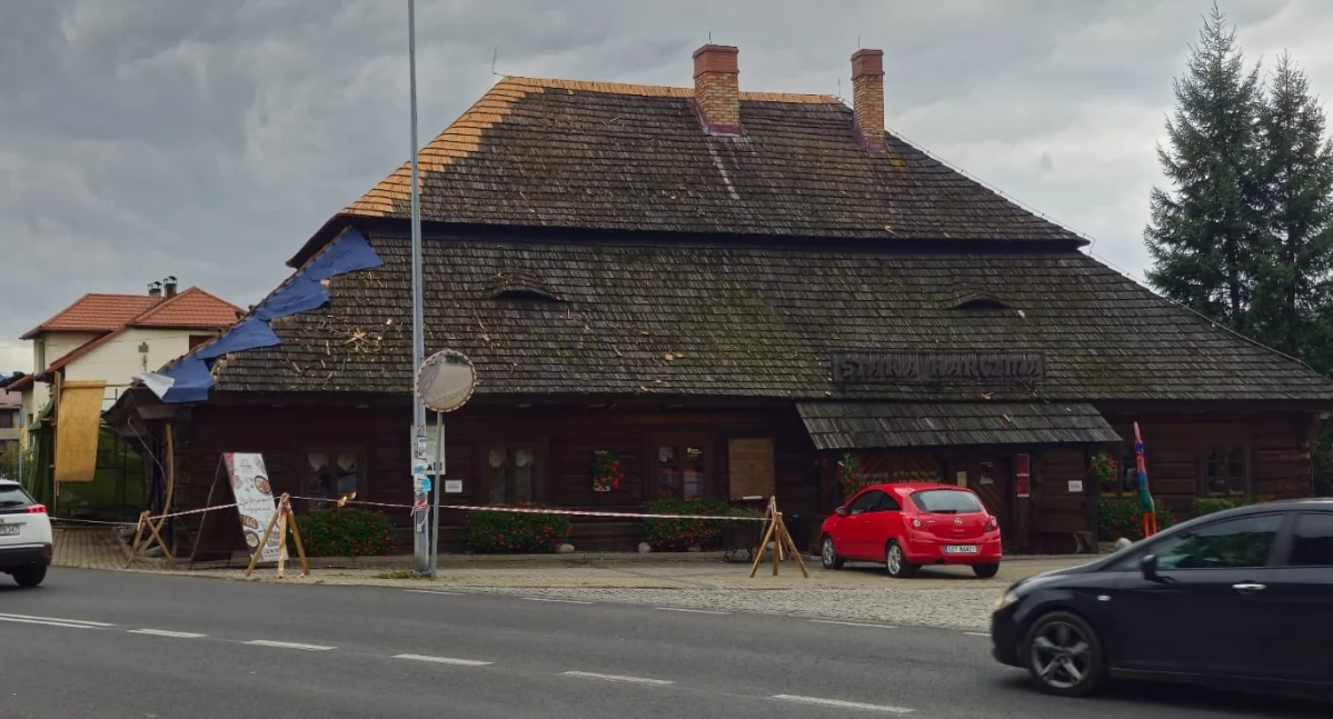 Stara Karczma w Jeleśni przechodzi remont dachu – zabytek odzyskuje dawny blask