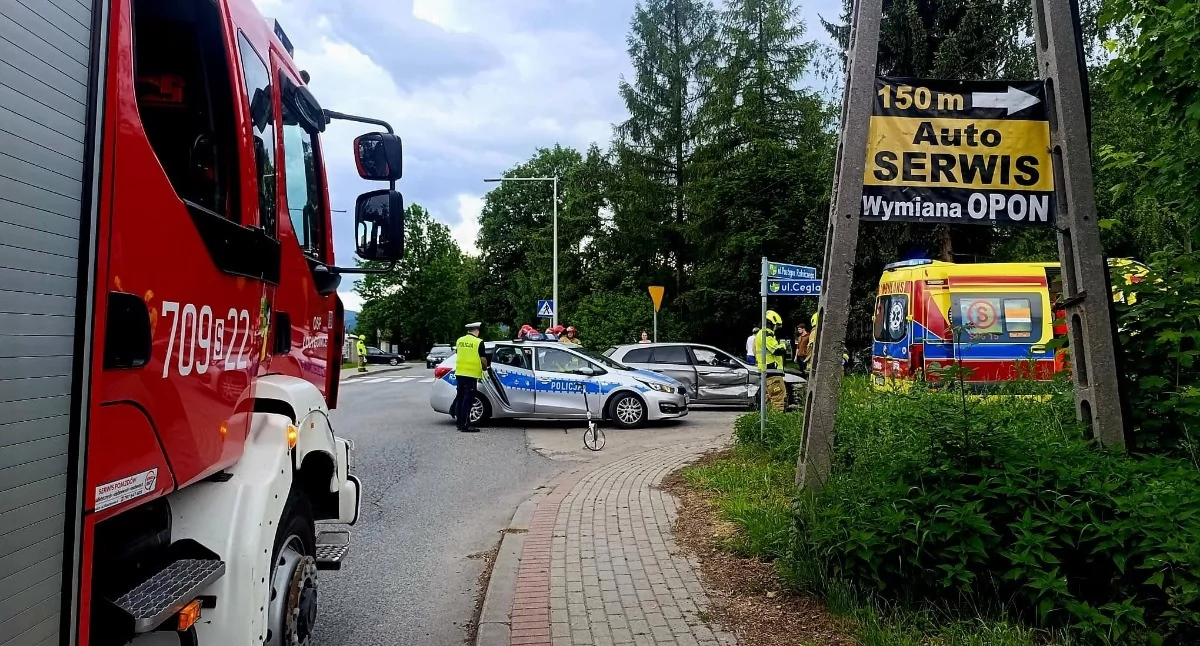 Kolizja dwóch aut w Łodygowicach na ulicy Kasztanowej jedno ranne