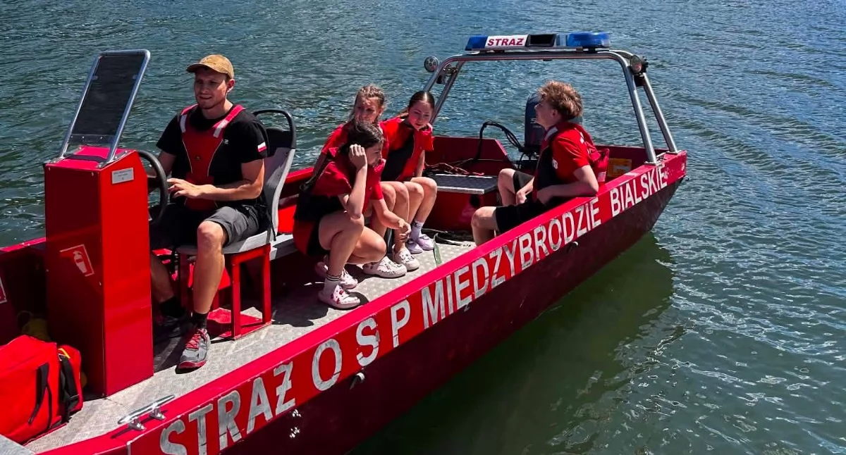 Młodzieżowa Drużyna Pożarnicza szkoli się z ratownictwa wodnego nad jeziorem