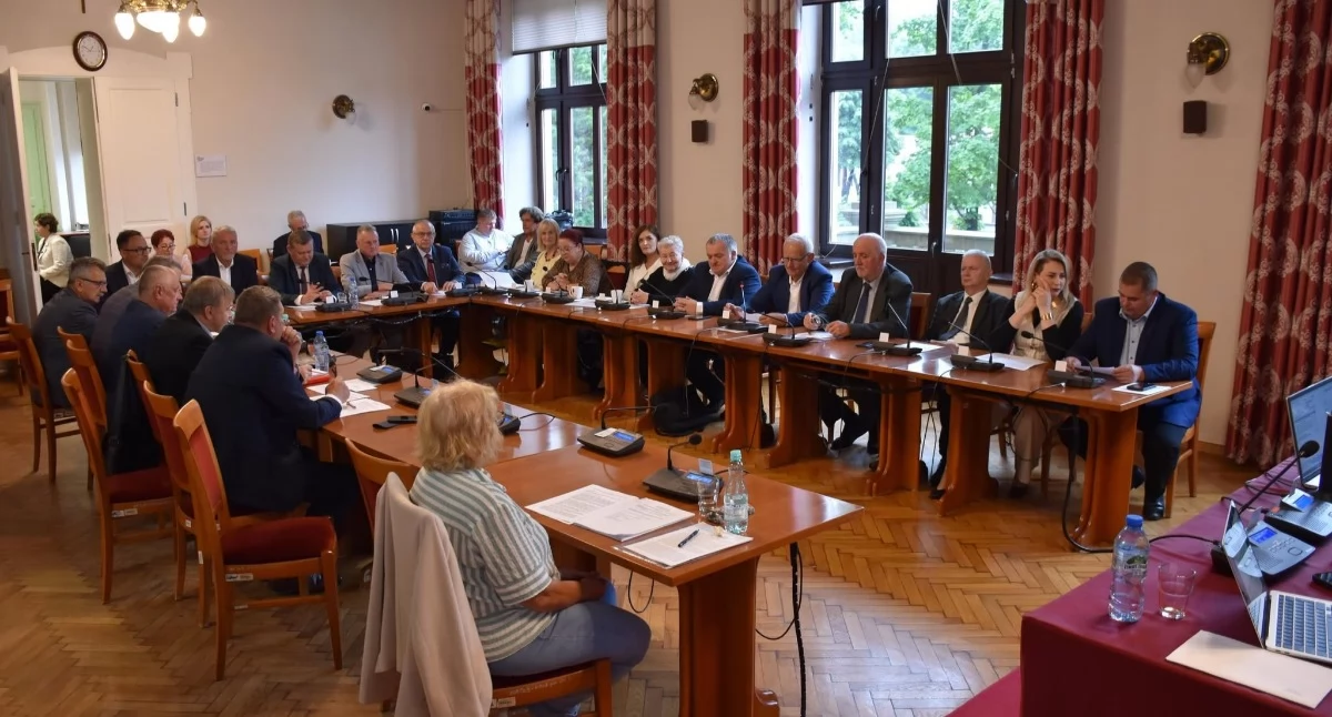 Pozytywna ocena budżetu Powiatu Żywieckiego za 2025 rok na sesji Rady Powiatu