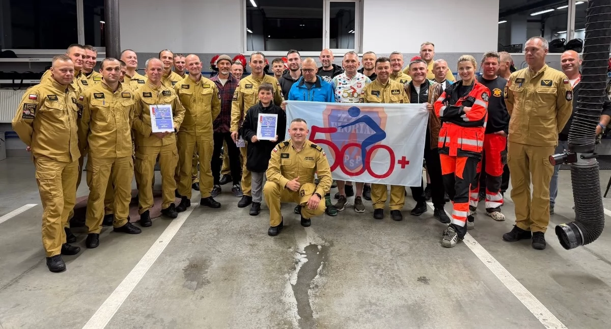 Rowerzyści z akcji 500 Kilometrów Plus odwiedzili żywieckich strażaków