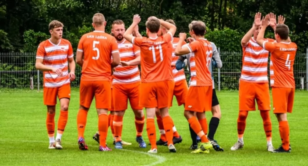 LKS Leśna pewnie pokonuje rezerwy Stali-Śrubiarnia 7 do 2 w sparingu