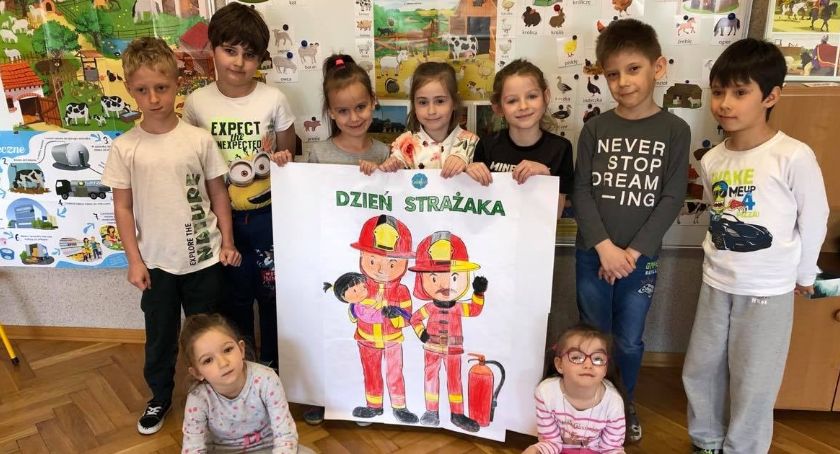 Przedszkolaki świętują Dzień Strażaka